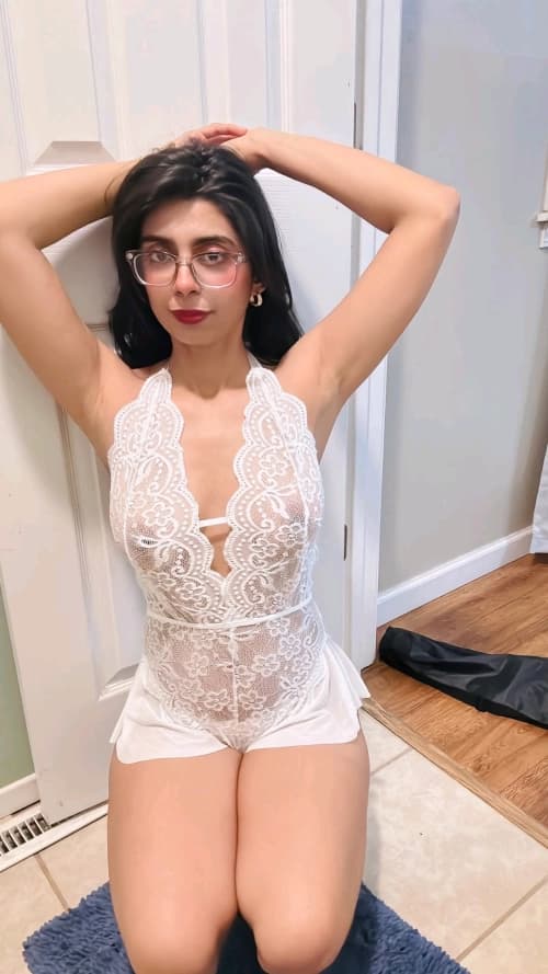 Image of Demanding Supersexy Babe Aqsa Pervaiz Teasing In Bikini And Her Private Photos And Onlyfans Clips